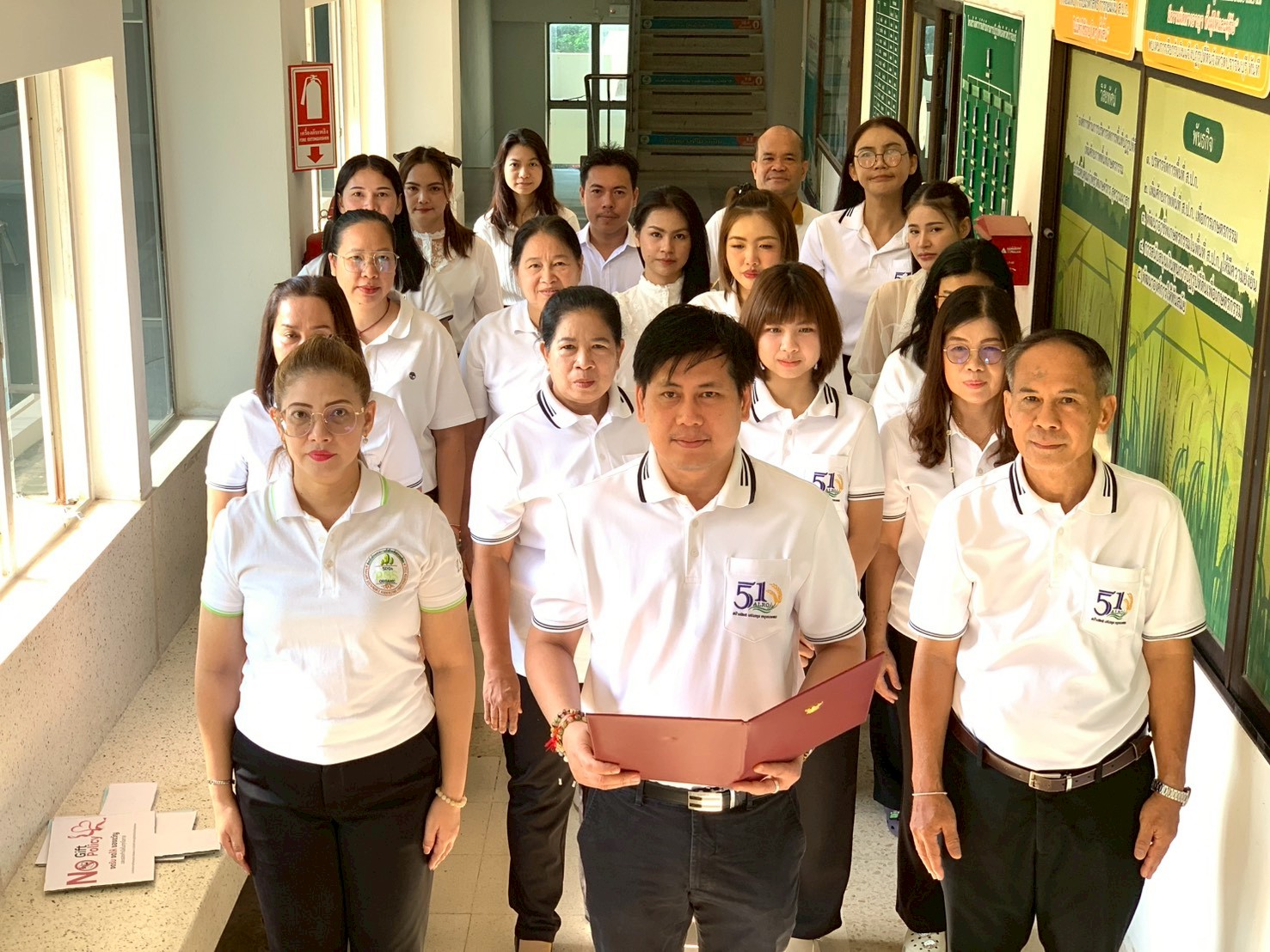 title - วันที่ 18 มีนาคม 2569 นายวิทูล ประดิษฐบุญ ปฏิรูปที่ดินจังหวัดปราจีนบุรี พร้อมด้วย เจ้าหน้าที่ ส.ป.ก.ปราจีนบุรี ร่วมประกาศเจตนารมณ์ “No Gift Policy” ไม่รับของขวัญของกำนัลทุกชนิดจากการปฏิบัติหน้าที่ เพื่อร่วมขับเคลื่อนการป้องกันและแก้ไขปัญหาการทุจริต